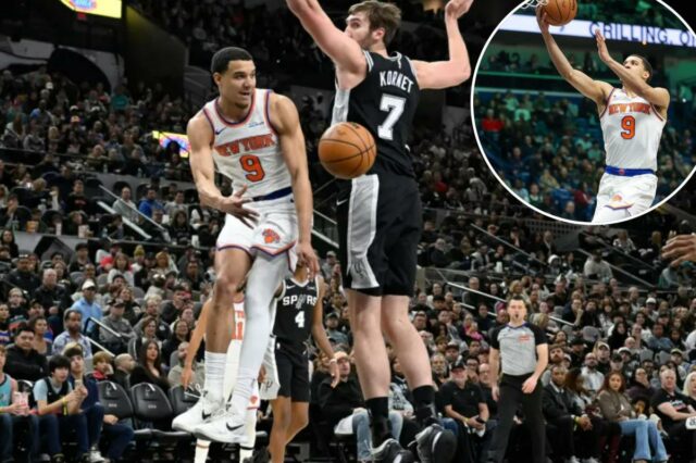 tendo a oportunidade de mostrar aos Knicks o que o O guarda do New York Knicks, Kevin McCullar Jr. (9), passa para o pivô do Knicks, Ariel Hukporti, enquanto ele é guardado pelo pivô do San Antonio Spurs, Luke Kornet (7).