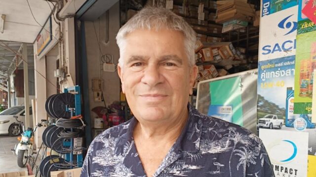 Os artigos supostamente difamatórios eram sobre o regulador da mídia da Malásia.