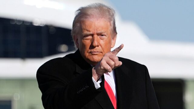 Os iranianos participam num protesto antigovernamental em Teerão, no dia 9 de janeiro. A escala das manifestações ultrapassou todas as recentes revoltas iranianas. 