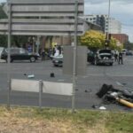 Estudantes aterrorizados podiam ser ouvidos gritando dentro do ônibus enquanto tiros soavam bem na frente deles.
