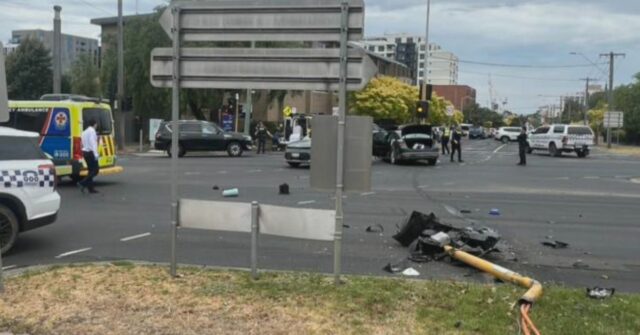 Estudantes aterrorizados podiam ser ouvidos gritando dentro do ônibus enquanto tiros soavam bem na frente deles.