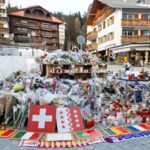 Velas, bandeiras e flores homenageiam as vítimas do incêndio no bar em Crans-Montana.