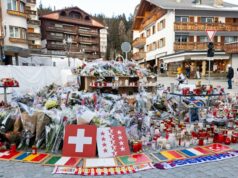 ‘Amargo arrependimento’: autoridades suíças admitem supervisão de seis anos antes do incêndio fatal Velas, bandeiras e flores homenageiam as vítimas do incêndio no bar em Crans-Montana.
