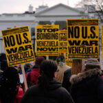 Foto de: XNY / STAR MAX / IPx 2026 05/01/26 Nicolas Maduro e sua esposa, Cilia Flores, são vistos algemados após pousarem em um heliporto de Manhattan, escoltados por agentes federais fortemente armados enquanto entram em um carro blindado a caminho de um tribunal federal em Manhattan em 5 de janeiro de 2026 na cidade de Nova York.