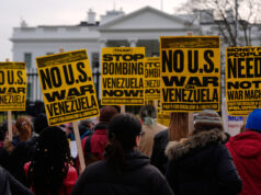 ‘Claramente ilegal’: Republicanos do Senado rompem com Trump na Venezuela Foto de: XNY / STAR MAX / IPx 2026 05/01/26 Nicolas Maduro e sua esposa, Cilia Flores, são vistos algemados após pousarem em um heliporto de Manhattan, escoltados por agentes federais fortemente armados enquanto entram em um carro blindado a caminho de um tribunal federal em Manhattan em 5 de janeiro de 2026 na cidade de Nova York.