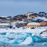Casas coloridas alinham-se na costa nevada de Nuuk, capital da Groenlândia. A cidade tem uma população de cerca de 20.000 habitantes