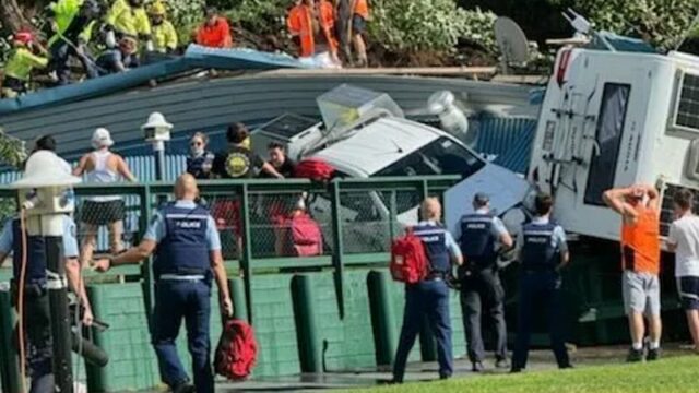 Os serviços de emergência continuam à procura de sobreviventes.