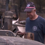 Um comandante de brigada de bombeiros e seu irmão estão aceitando a perda de suas casas depois que um incêndio florestal atingiu sua pequena cidade nas Terras Altas Centrais de Victoria.