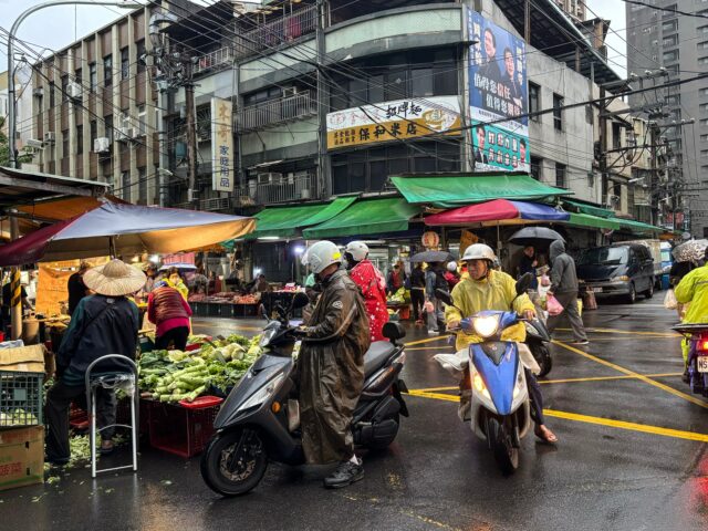 ‘Não estamos com medo’: a vida em Taiwan continua em Taiwan