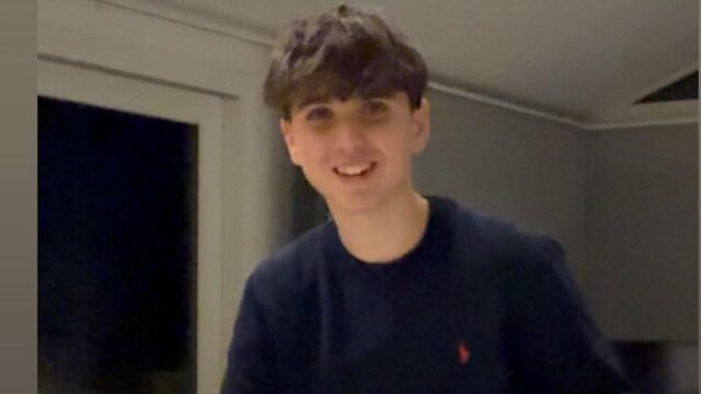 As pessoas se reúnem para lembrar as vítimas do incêndio em Crans-Montana no domingo.