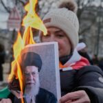 O líder supremo iraniano, aiatolá Ali Khamenei (à esquerda) e o presidente dos EUA, Donald Trump (à direita), que ordenou ataques dos EUA ao Irã durante a guerra de 12 dias de Israel em junho passado.