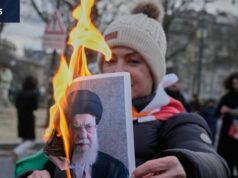 ‘O maior momento no Irã desde 1979’: o mundo está nervoso à medida que os protestos crescem O líder supremo iraniano, aiatolá Ali Khamenei (à esquerda) e o presidente dos EUA, Donald Trump (à direita), que ordenou ataques dos EUA ao Irã durante a guerra de 12 dias de Israel em junho passado.