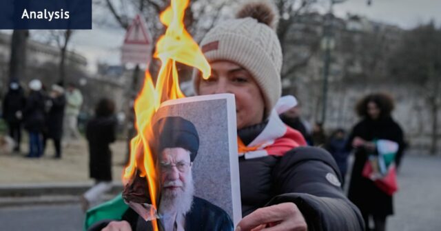 O líder supremo iraniano, aiatolá Ali Khamenei (à esquerda) e o presidente dos EUA, Donald Trump (à direita), que ordenou ataques dos EUA ao Irã durante a guerra de 12 dias de Israel em junho passado.