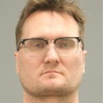 Michael McKee, retratado acima em sua foto, foi preso no início deste mês por homicídio qualificado em conexão com as mortes de sua ex-esposa, Monique Tepe, e de seu novo marido, Spencer Tepe.