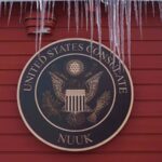 Vivian Motzfeldt, ministra das Relações Exteriores da Groenlândia, abraça o embaixador dinamarquês nos EUA, Jesper Møller Sørensen, em Washington na quarta-feira.