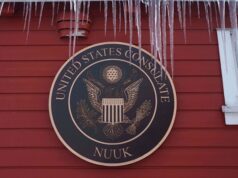 ‘Respeite as linhas vermelhas’: Dinamarca e Groenlândia rejeitam exigências de Trump Vivian Motzfeldt, ministra das Relações Exteriores da Groenlândia, abraça o embaixador dinamarquês nos EUA, Jesper Møller Sørensen, em Washington na quarta-feira.