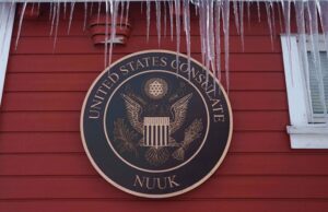 ‘Respeite as linhas vermelhas’: Dinamarca e Groenlândia rejeitam exigências de Trump Vivian Motzfeldt, ministra das Relações Exteriores da Groenlândia, abraça o embaixador dinamarquês nos EUA, Jesper Møller Sørensen, em Washington na quarta-feira.