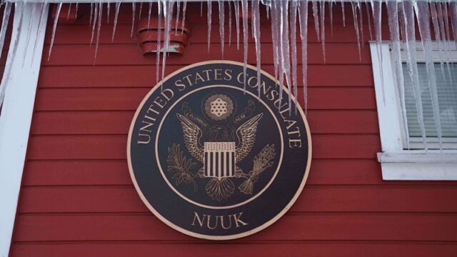 Vivian Motzfeldt, ministra das Relações Exteriores da Groenlândia, abraça o embaixador dinamarquês nos EUA, Jesper Møller Sørensen, em Washington na quarta-feira.