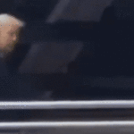 Donald Trump visita a fábrica da Ford em Detroit com o presidente Bill Ford (à direita) e o gerente da fábrica Corey Williams (à esquerda).