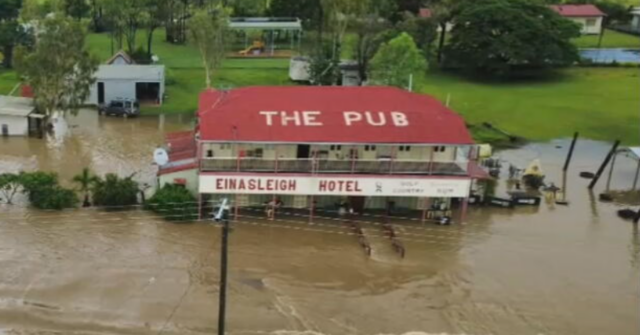 O Einasleigh Hotel, 400 quilômetros a noroeste de Townsville.