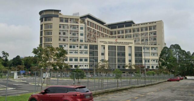 Mãe e namorado são presos pela morte de seu filho de 8 anos, pois um menino de 10 anos abusado é hospitalizado