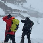 Quase 50 socorristas estão vasculhando a área de Castle Peak, em Sierra Nevada, perto de Truckee, Califórnia, para encontrar seis esquiadores que sobreviveram a uma avalanche - e 10 pessoas que permanecem desaparecidas.