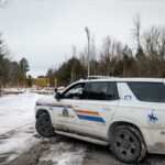 Um carro da Polícia Montada Real Canadense sai de Roxham Road, na fronteira entre os EUA e o Canadá.