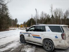 10 mortos e mais de 25 feridos em tiroteios em escola e casa na Colúmbia Britânica Um carro da Polícia Montada Real Canadense sai de Roxham Road, na fronteira entre os EUA e o Canadá.