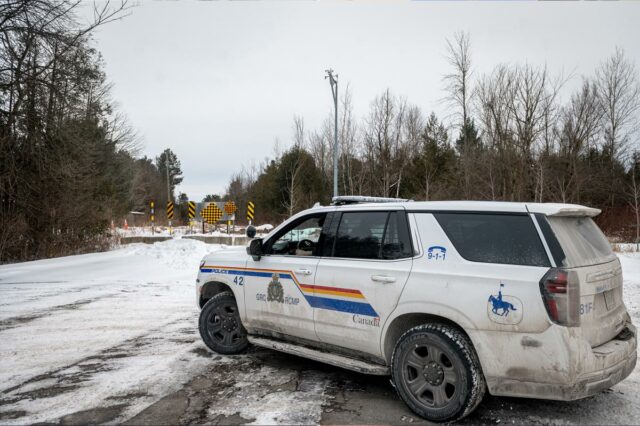 Um carro da Polícia Montada Real Canadense sai de Roxham Road, na fronteira entre os EUA e o Canadá.