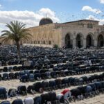100.000 rezam em Al-Aqsa em meio a restrições israelenses na 2ª sexta-feira do Ramadã