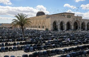 100.000 rezam em Al-Aqsa em meio a restrições israelenses na 2ª sexta-feira do Ramadã 100.000 rezam em Al-Aqsa em meio a restrições israelenses na 2ª sexta-feira do Ramadã