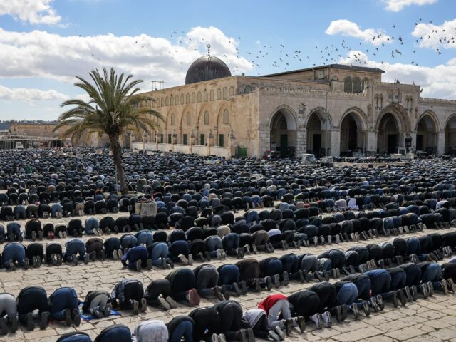 100.000 rezam em Al-Aqsa em meio a restrições israelenses na 2ª sexta-feira do Ramadã
