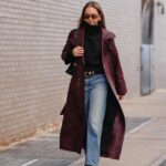 Alexandra Lapp é vista vestindo um suéter de malha listrado ZARA em vermelho e branco, boina CHANEL em preto, brincos ESCADA em ouro, pulseira vintage CHANEL em ouro, calças ZARA de cintura alta com botões dourados, bolsa HERMÈS Kelly 28 em vermelho, mostrador duplo vintage Rolex Yachtmaster Yacht-Master Yellow Gold 40 mm, pulseira Tiffany T Square em ouro rosa em 06 de fevereiro de 2021 em Dusseldorf, Alemanha.