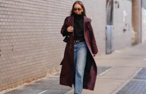 13 peças chiques que estou comprando na edição secreta NYFW do Walmart (a partir de US$ 15) Alexandra Lapp é vista vestindo um suéter de malha listrado ZARA em vermelho e branco, boina CHANEL em preto, brincos ESCADA em ouro, pulseira vintage CHANEL em ouro, calças ZARA de cintura alta com botões dourados, bolsa HERMÈS Kelly 28 em vermelho, mostrador duplo vintage Rolex Yachtmaster Yacht-Master Yellow Gold 40 mm, pulseira Tiffany T Square em ouro rosa em 06 de fevereiro de 2021 em Dusseldorf, Alemanha.