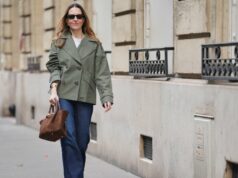 15 itens essenciais pré-primavera que vale a pena adicionar primeiro ao seu armário NOVA IORQUE, NOVA IORQUE - 14 DE FEVEREIRO: Um convidado usa cabelo trançado, brincos, colar, anéis de ouro, uma bolsa clutch de cetim rosa, um vestido branco com decote em V, gravata na cintura e estampa floral, sandálias douradas metálicas abertas, fora de Altuzarra, durante a New York Fashion Week, em 14 de fevereiro de 2026 na cidade de Nova York (Foto de Edward Berthelot / Getty Images)