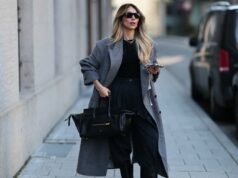 15 malhas com aparência de designer para substituir suéteres desgastados e desleixados HAMBURGO, ALEMANHA - 7 DE MAIO: Laura Noltemeyer é vista vestindo jeans de perna larga azul índigo claro da Agolde, blusa de algodão com manga bufante e gravata na frente em branco com listras azuis da Sézane, óculos de sol pretos grandes de acetato olho de gato da Celine, bolsa Arco em couro intrecciato branco da Bottega Veneta, grandes brincos dourados em forma de gota, um pequeno relógio Lady-Datejust em ouro-prata da Rolex, uma pulseira LOVE dourada da Cartier, anéis de ouro empilhados da Cartier em 7 de maio de 2025 em Hamburgo, Alemanha. (Foto de Moritz Scholz/Getty Images)