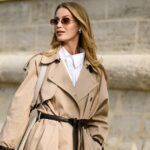 Alba Garavito Torre usa longos cabelos castanhos claros soltos e repartidos ao lado, pequenos brincos dourados da Sempiterno Paris, um cardigã de malha branco cru com decote redondo, painéis texturizados e fecho de botão frontal, jeans azul escuro de perna reta 501 da Levis com uma construção clássica de cinco bolsos, mocassins de couro cru da Jonak com bico arredondado e salto baixo, uma bolsa balde de camurça marrom chocolate da Saonara com fecho com cordão e alça superior transportada à mão, durante uma sessão de fotos de moda de rua, em 15 de janeiro de 2026 em Paris, França.