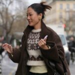 PARIS, FRANÇA - 30 DE SETEMBRO: Nicole Martine Chapoteau é vista vestindo um suéter vermelho, saia vermelha brilhante, bolsa azul e salto preto com óculos de sol pretos fora do desfile Dries Van Noten durante o Womenswear Spring Summer 2026 como parte da Paris Fashion Week em 30 de setembro de 2025 em Paris, França. (Foto de Daniel Zuchnik/Getty Images)