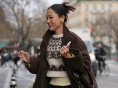 17 suéteres ‘estéticos de dinheiro antigo’ que proporcionam elegância instantânea PARIS, FRANÇA - 30 DE SETEMBRO: Nicole Martine Chapoteau é vista vestindo um suéter vermelho, saia vermelha brilhante, bolsa azul e salto preto com óculos de sol pretos fora do desfile Dries Van Noten durante o Womenswear Spring Summer 2026 como parte da Paris Fashion Week em 30 de setembro de 2025 em Paris, França. (Foto de Daniel Zuchnik/Getty Images)