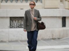 17 suéteres tipo caxemira que combinam com o estilo da mãe rica (menos de US $ 35!) Laura Noltemeyer é vista vestindo um suéter cinza de malha fina com gola frontal drapeada escultural da Zara; jeans de perna reta azul claro com desbotamento suave da Zara; botas de inverno em camurça bege com bico arredondado, atacadores de corda, costura tonal e sola de borracha grossa da Inuikii; uma grande bolsa de ombro marrom escuro texturizada em um formato escultural suave e desleixado e couro tecido da Les Visionnaires x Michi da Want; óculos de sol ovais pretos com armação em acetato brilhante e lentes escuras da Celine; brincos esculturais de ouro grossos da Zara; luvas de couro macio marrom escuro da Zara; seu cabelo castanho escuro está liso com uma divisão ao meio, preso atrás das orelhas em 25 de novembro de 2025 em Berlim, Alemanha.