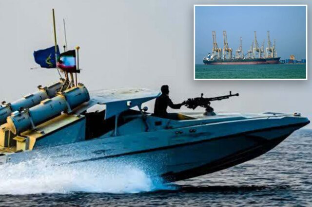 O barco a jato do Corpo da Guarda Revolucionária Islâmica (IRGC) participa de um exercício militar nas águas da costa sul do Irã em 5 de dezembro de 2025.