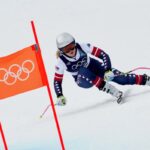 Ellie Kam e Danny O'Shea dos EUA se apresentando no programa curto de duplas de patinação artística nos Jogos Olímpicos de Inverno de Milão Cortina 2026.