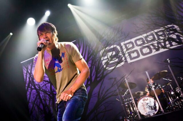 Brad Arnold, vocalista do 3 Doors Down, morre aos 47 anos
