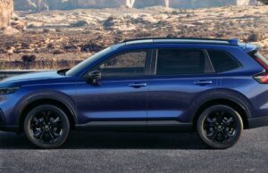 3 Consumidores de SUVs compactos relatam taxas superiores às do CR-V 2026 da Honda Um Mazda CX-5 2026 vermelho estacionado em uma calçada com vista para o porto