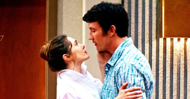 Callum Turner e Elizabeth Olsen em Eternidade