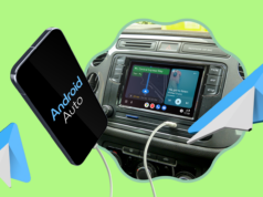 4 problemas que me tiraram do Android Auto sem fio para sempre Logotipo do Android Auto exibido na tela central do painel de um carro, com as palavras ‘Android Auto’ atrás dele