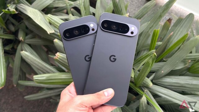 Google Pixel 10 Pro XL mostrando a parte traseira do telefone acesa com algumas luzes inteligentes 