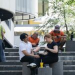 Cenas genéricas de jovens profissionais de terno na CDB