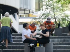 50.000 australianos acabaram de conseguir um novo emprego – mas pode haver um efeito indesejável Cenas genéricas de jovens profissionais de terno na CDB