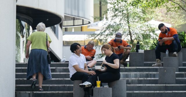 Cenas genéricas de jovens profissionais de terno na CDB